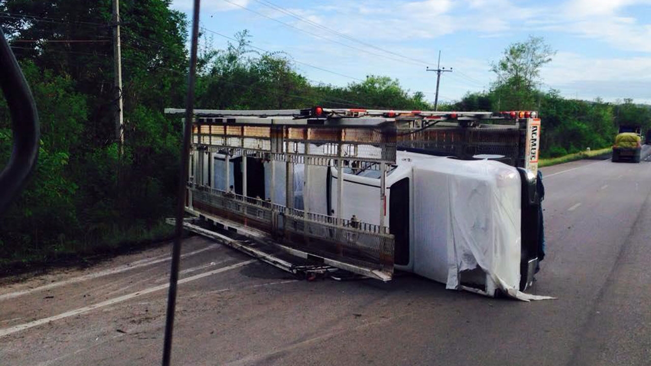 รถพ่วงเทกระจาด! กระบะใหม่ 'ไฮลักซ์ รีโว' เสียหาย 6 คัน