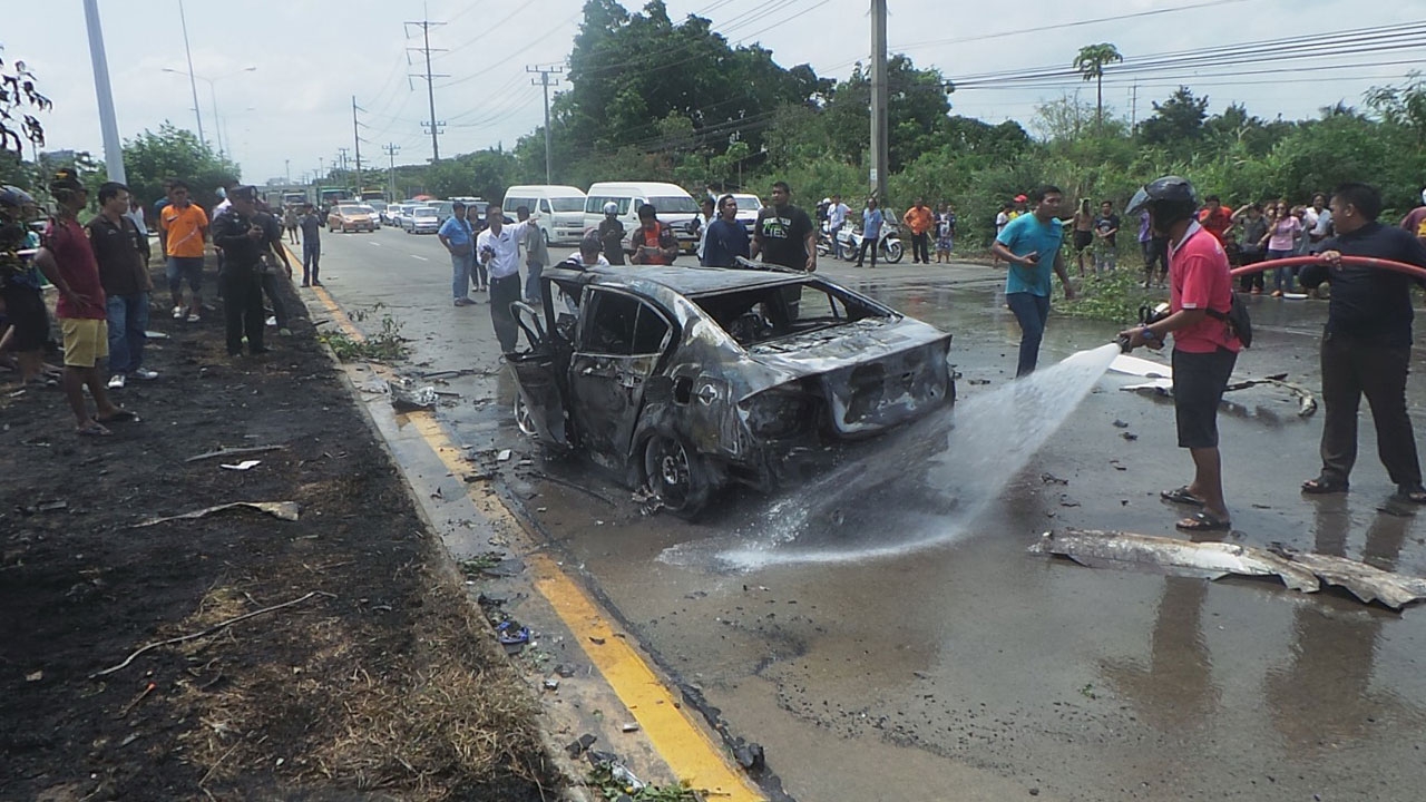 เก๋งข้ามเกาะ ถ.เพชรเกษม ชนปิกอัพ ไฟคลอกดับสยอง เจ็บ1 อีก 2สาหัส