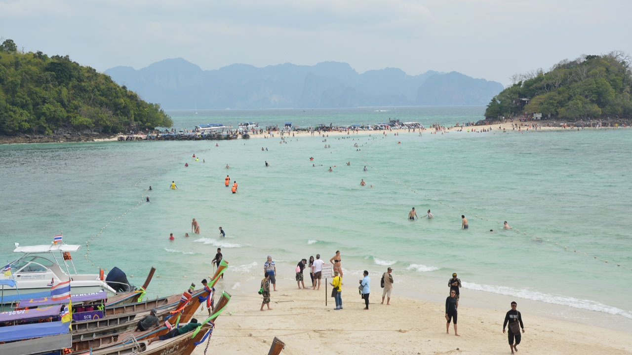 เกาะพีพีคลื่นลมแรง จนท.เฝ้าระวัง ตลอดแนวหาด หวั่นเกิดเหตุเรือล่มซ้ำ