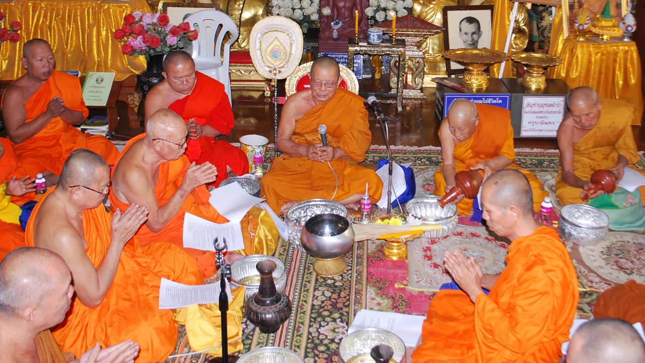 พระนับร้อยสวดคว่ำบาตรมูลนิธิฉาว