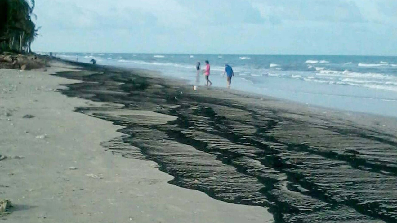 คลื่นซัดคราบน้ำมัน เกยหาดสงขลา ยาวกว่า 3 กม. เก็บตัวอย่างเทียบหาที่มา