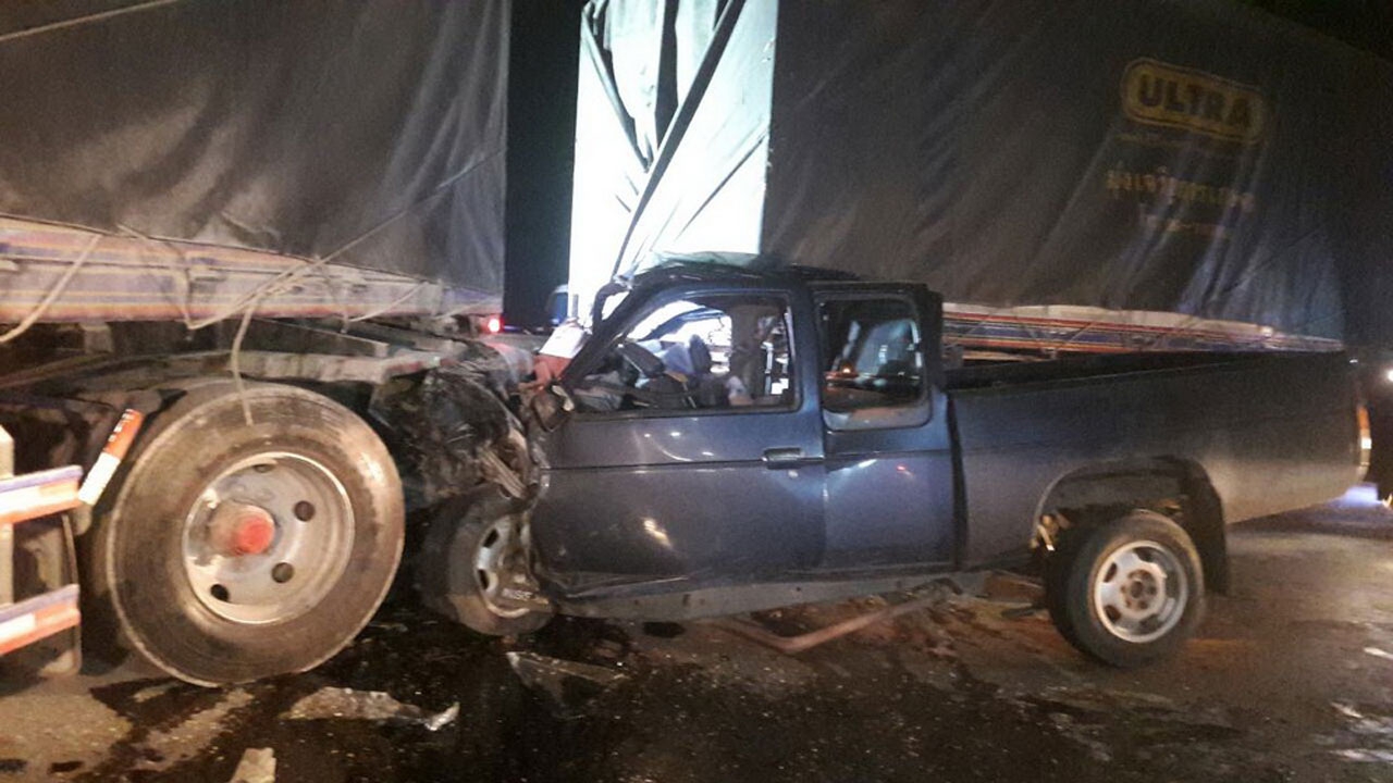 รถบรรทุกตีวงเลี้ยว ปิกอัพพุ่งชน อัดก๊อบปี้ดับคาที่