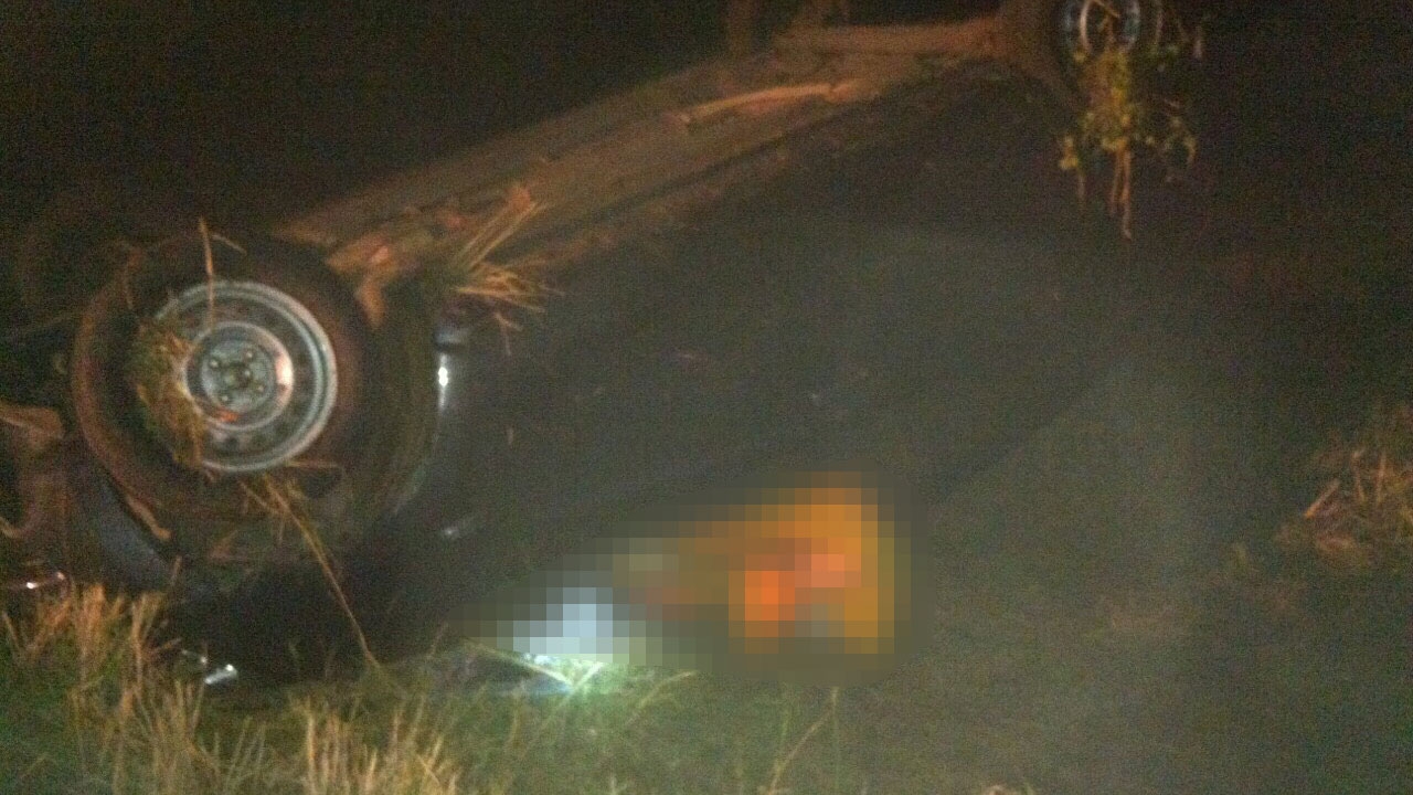 พระหนุ่มขับเก๋งกลับวัดเพชรบูรณ์ พุ่งลงข้างทางรถคว่ำประตูหนีบคอมรณภาพ