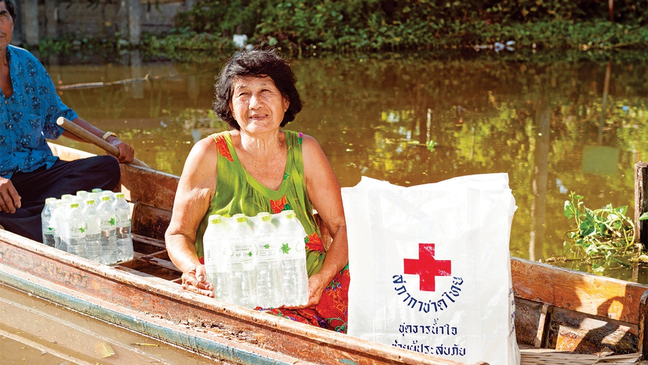 น้ำทิพย์ปันน้ำใจให้กาชาด
