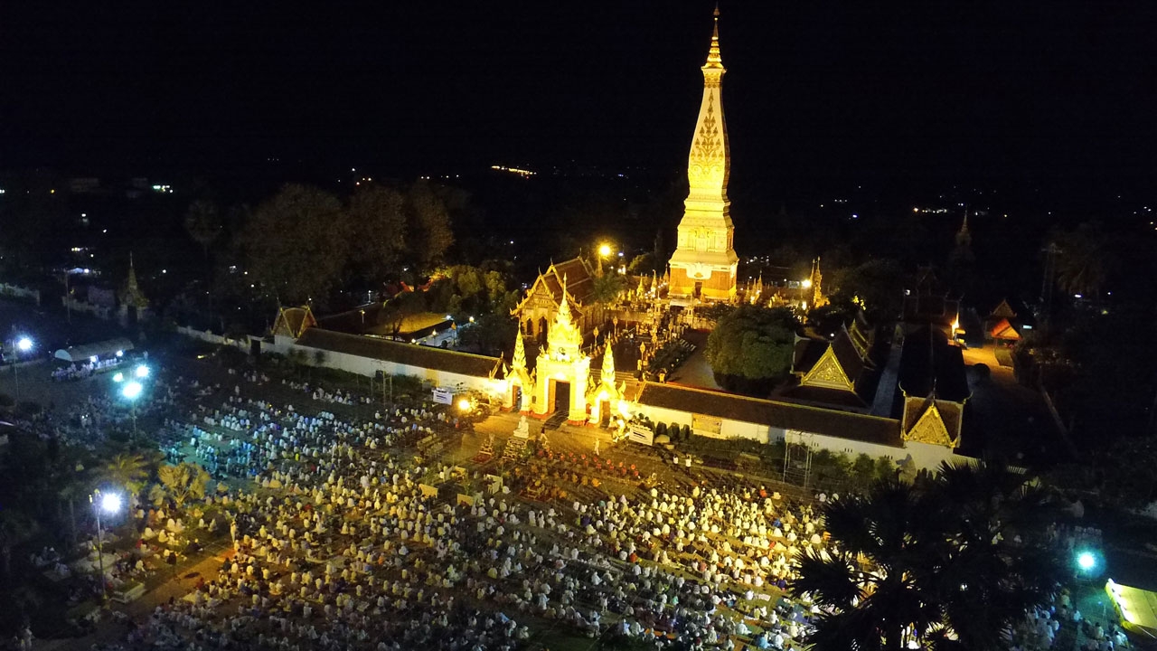 นครพนม-อุดรฯ ปชช.พี่น้องไทย-ลาว แห่ร่วมสวดมนต์ข้ามปีกว่าแสนคน