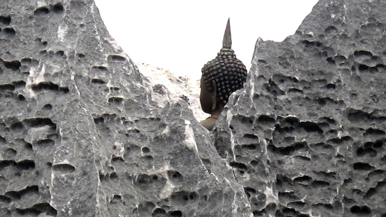 ใครนำมาประดิษฐาน? พบพระพุทธรูปบนยอดเขาเขียว เมืองปากน้ำโพ