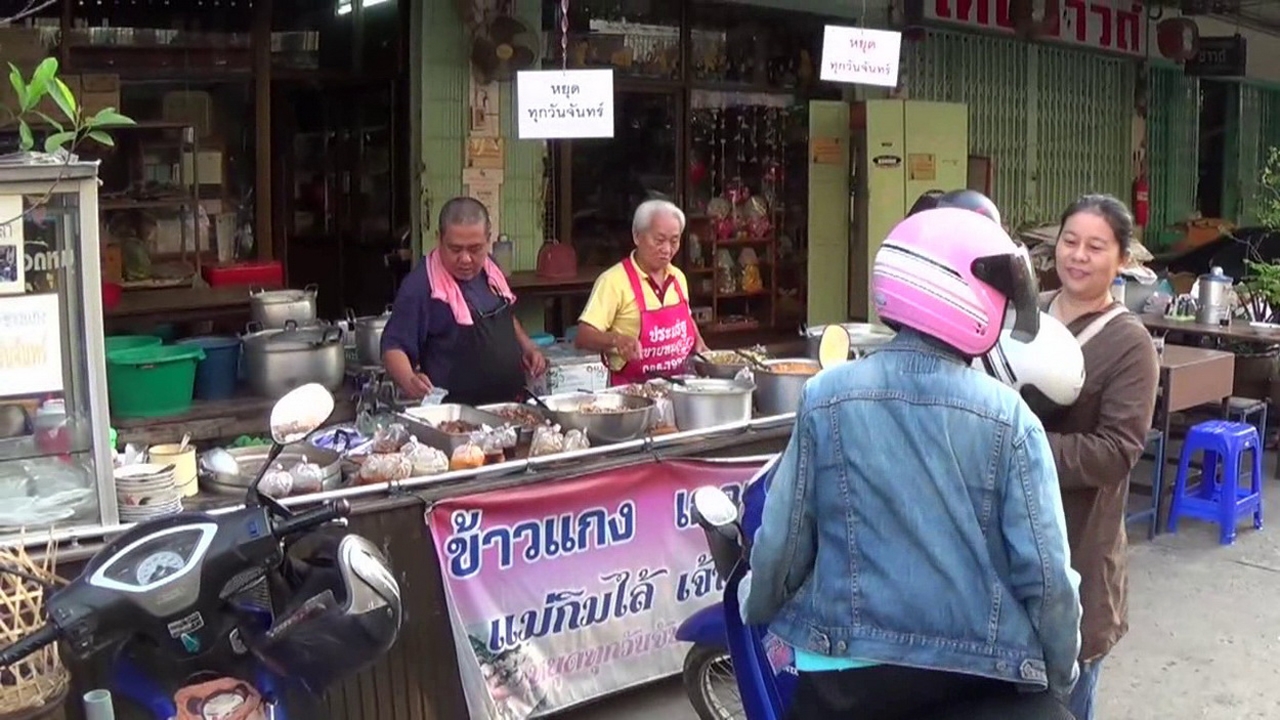 ข้าวแกงราคานักเรียน พิเศษ 10 บาท เพิ่มได้ไม่คิดตังค์