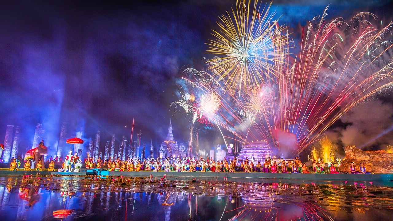 คนทะลักงานลอยกระทงสุโขทัย เพิ่มรอบ 'แสงสีเสียง' คืนวันสุดท้าย