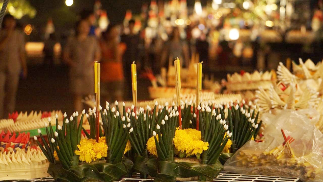 งานลอยกระทง ‘เผาเทียนเล่นไฟ’ คนสุโขทัยร่วมทำกิจกรรม คึกคักทั้งเมือง