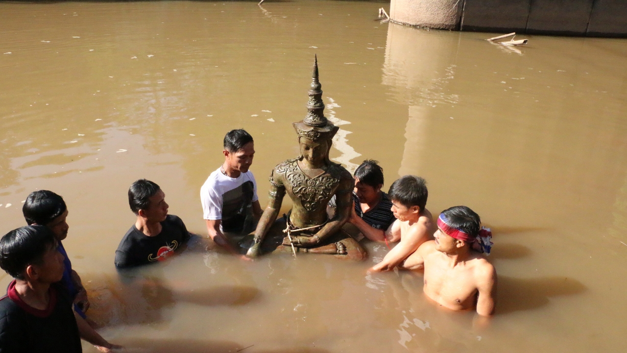 สุดอัศจรรย์! งมเจอ พระพุทธรูปปางทรงเครื่องกษัตริย์ จมน้ำเขตแดนไทย-ลาว