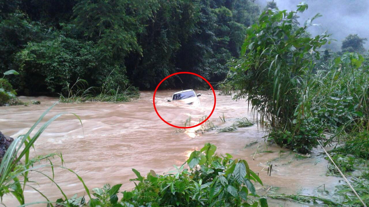 ฝนกระหน่ำน้ำป่าซัดรถยนต์2ผัวเมียพ่อค้าทุเรียนจมน้ำ จนท.เร่งช่วย ไร้เจ็บ