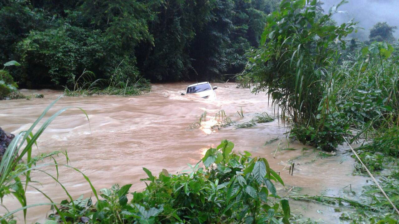 เมืองคอนอ่วม! ฝนถล่มทั้งคืน-น้ำป่าซัดรถตกคลอง ร.ร.หลายแห่งสั่งปิด