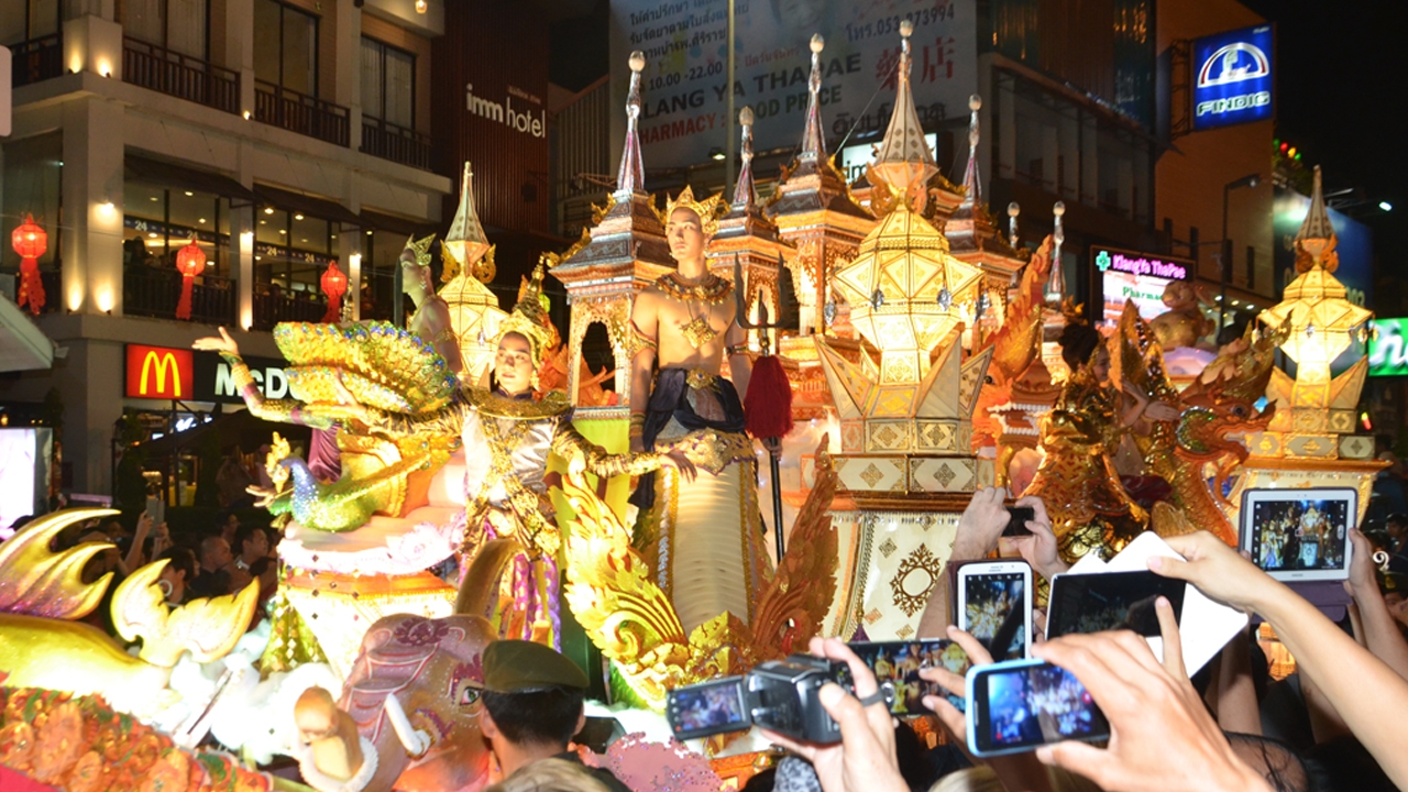 พระพิรุณไม่เป็นใจ ฝนถล่มขบวนแห่กระทงใหญ่ ทำยี่เป็งเชียงใหม่กร่อย