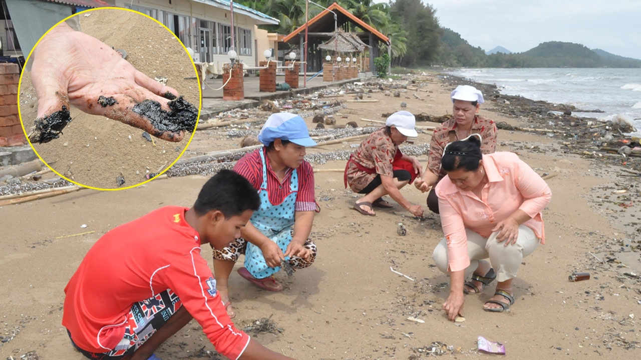 เจอทุกปี ‘คราบน้ำมันสีดำ’ ไม่รู้ที่มา! ลอยติดหาดชุมพร ยาว 3 อำเภอ  