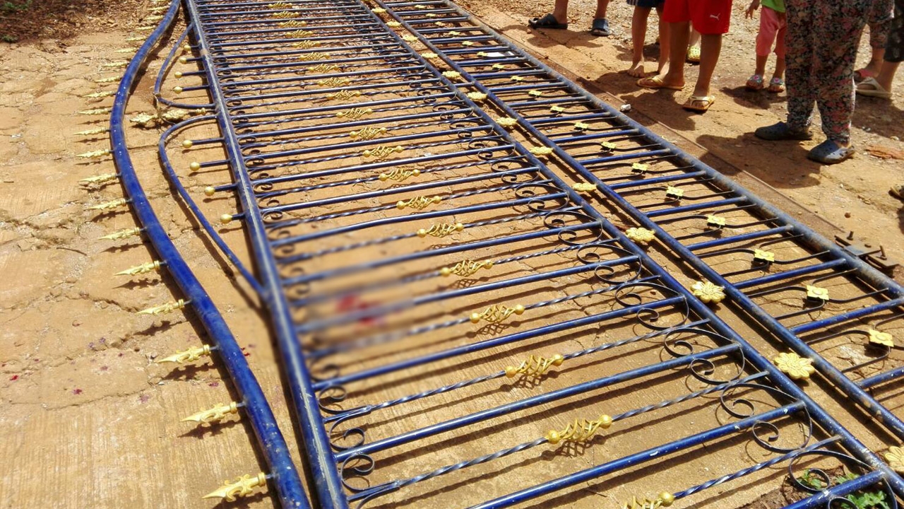 ประตู ร.ร.ทับเด็กชายวัย 8 ขวบ หวิดดับ โชคดีเป็นเหล็กโปร่งน้ำหนักเบา