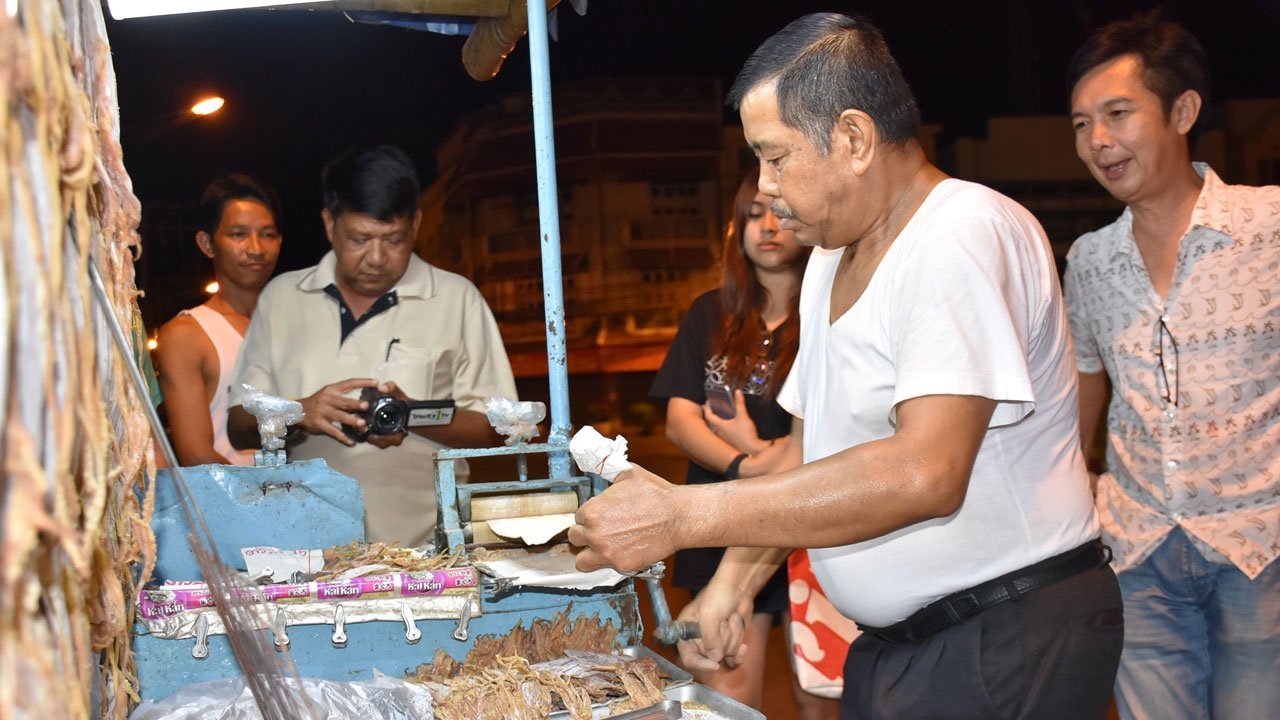 'ลุงสมจิตร' อดีตตร.หลงอาชีพ ขายหมึกบดย่าง ชาวพิษณุโลกติดใจแห่ซื้อตรึม