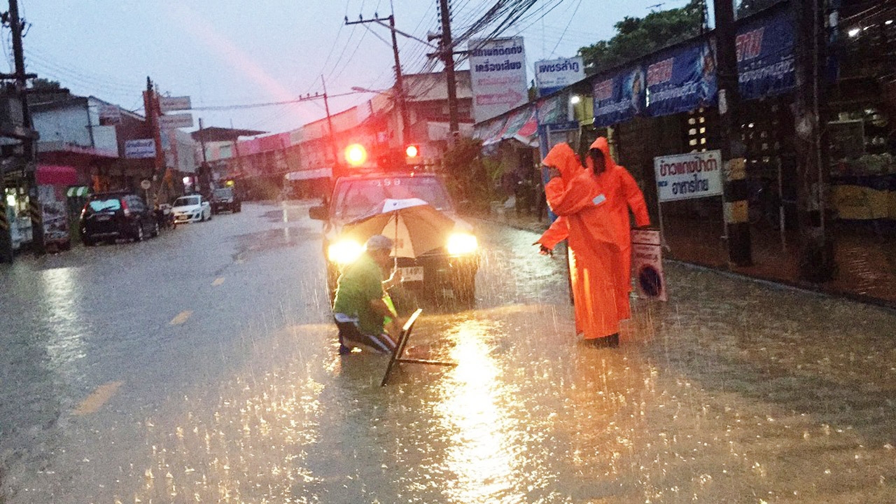 ฝนถล่มเมืองน่าน จนท.เฝ้าระวังระดับน้ำ เร่งระบายหวั่นท่วมสูง 