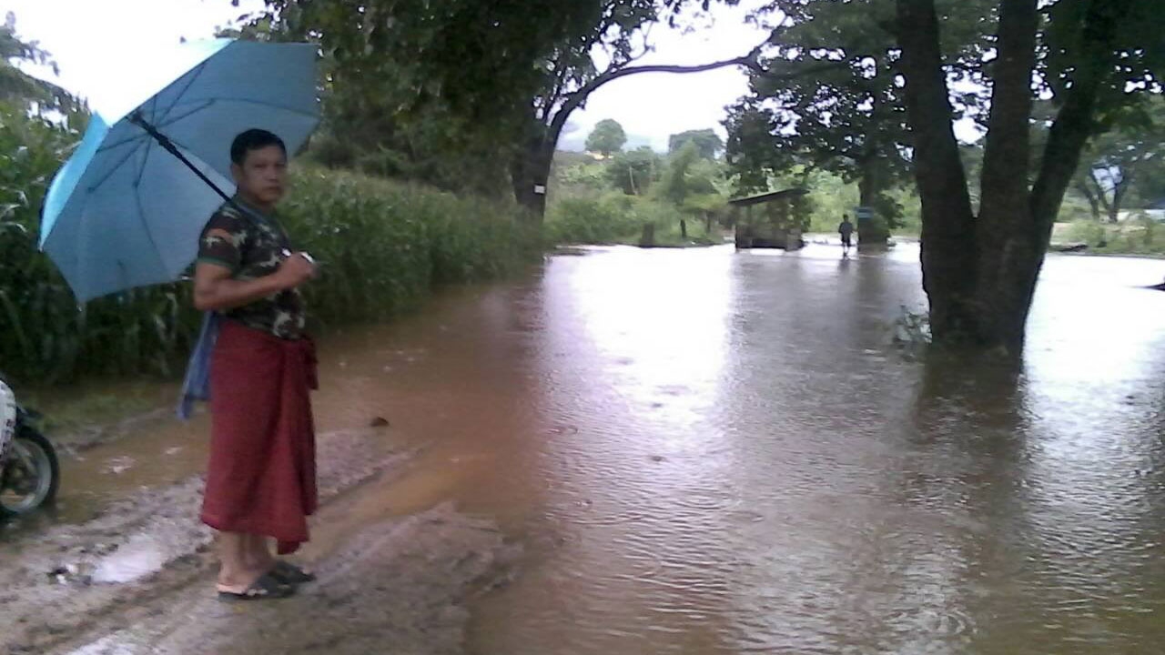 ฝนถล่มแม่สอด จนท.เร่งเปิดประตูระบายน้ำทุกบาน เตือน ปชช.ย้ายของมีค่า 