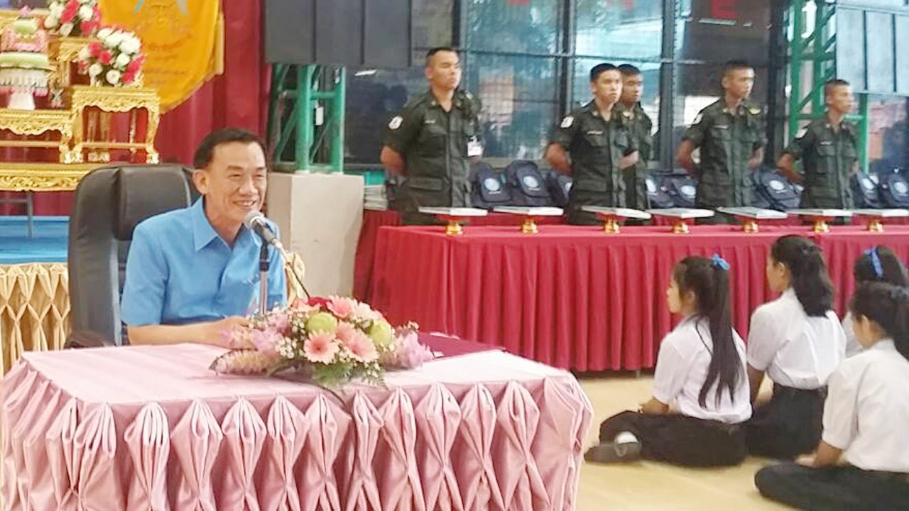 ผวจ.เชียงราย มอบของพระราชทาน ให้โอวาท นร. ร.ร.ราชประชานุเคราะห์ 15