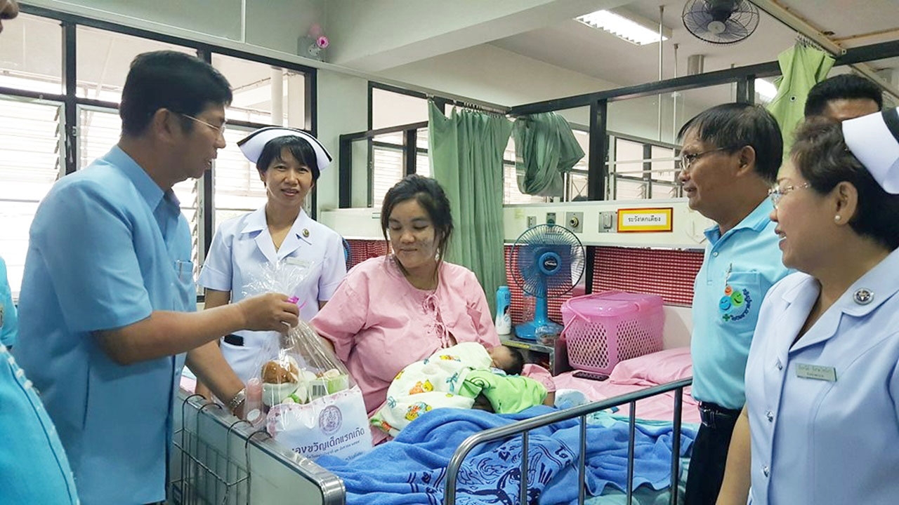 6 คุณแม่ถือฤกษ์มหามงคลคลอดลูกใน รพ.สุโขทัย ผวจ.รุดเยี่ยม-ยินดี