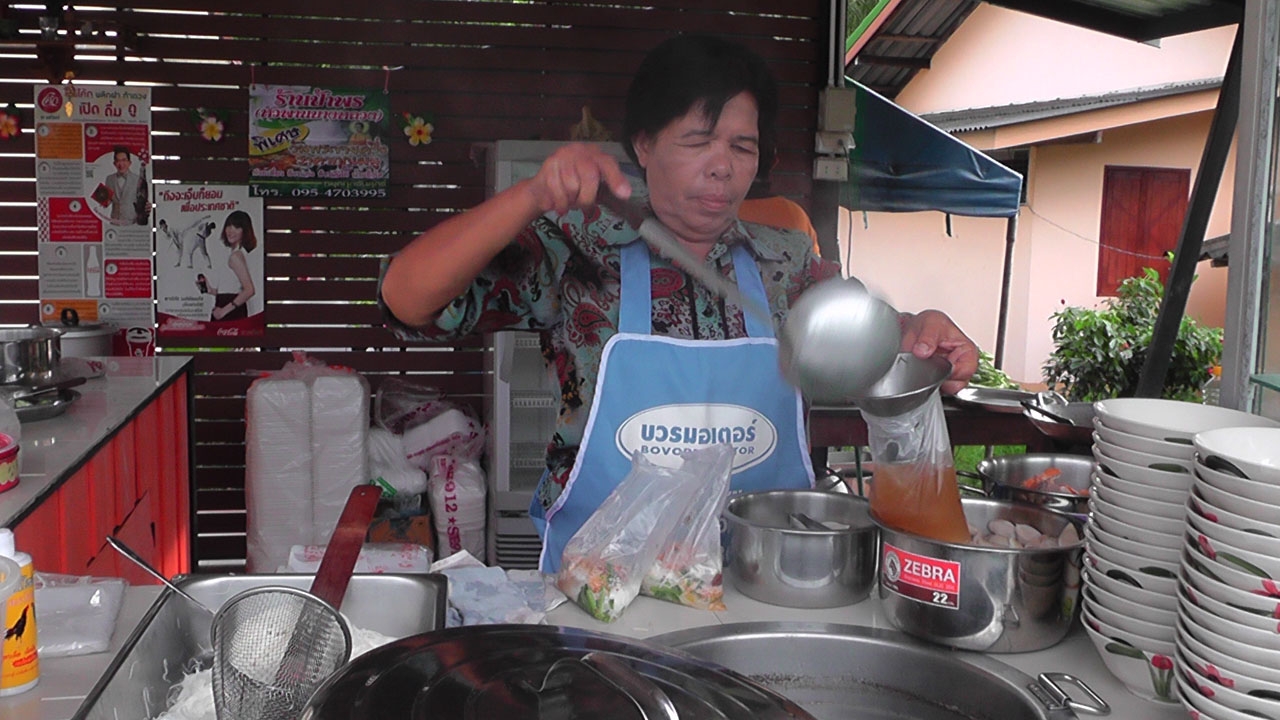 ไปกันต่ะ!! ร้านป้าพร เมืองคอน วันพระขายครึ่งราคา ก๋วยเตี๋ยว 10 บาท  