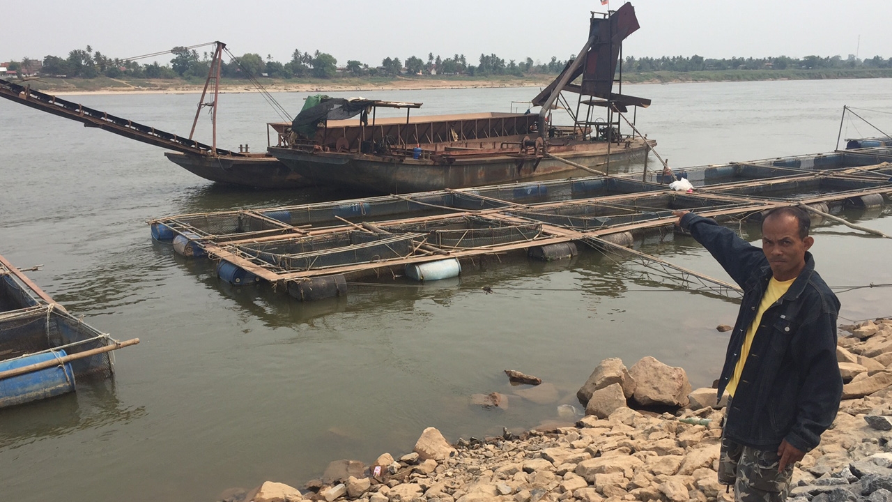 พายุลมแรง! พัดเรือดูดทรายลาว 2 ลำ กระแทกกระชังปลาเสียหาย