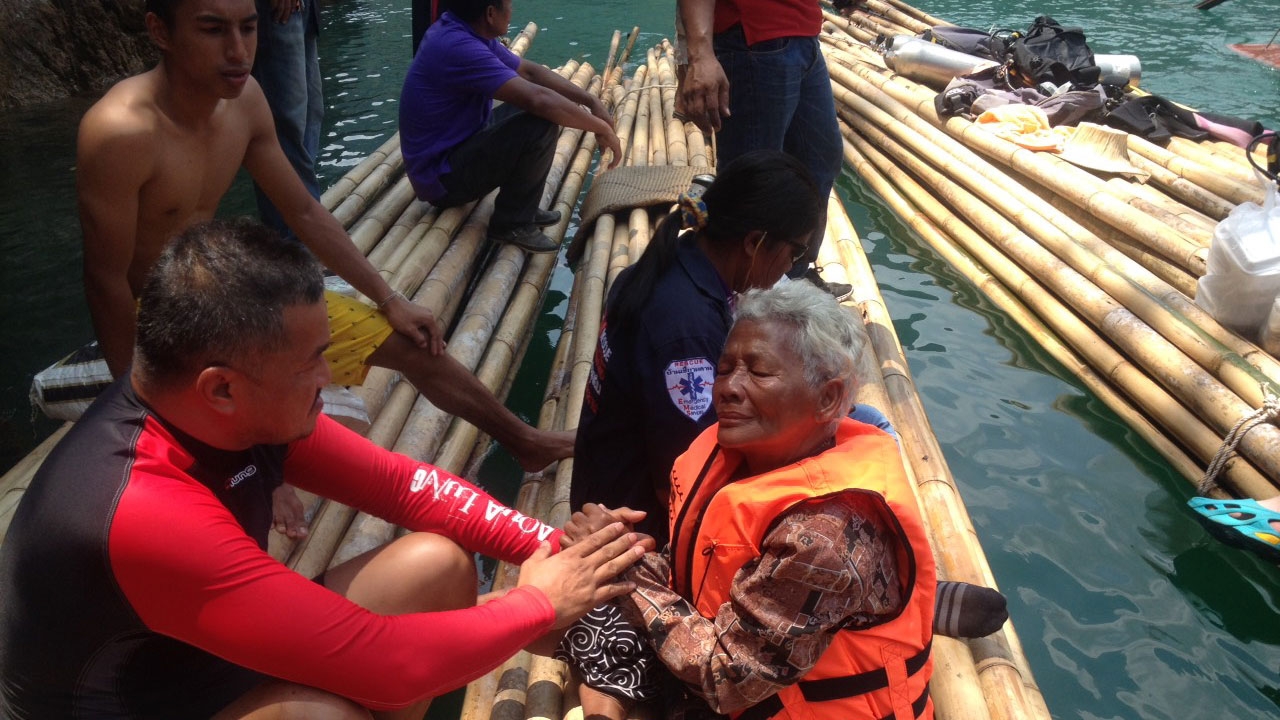 เรือท่องเที่ยว ชนเรือหาปลา! คนขับจมเขื่อนรัชชประภา ยังหาไม่เจอ 