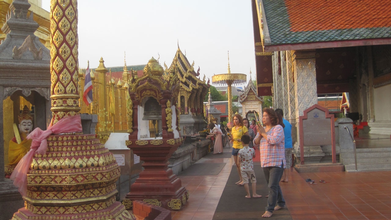 ส่งท้ายหยุดยาว นทท.แวะไหว้ 'พระธาตุหริภุญชัย' จ.ลำพูน เสริมสิริมงคล  