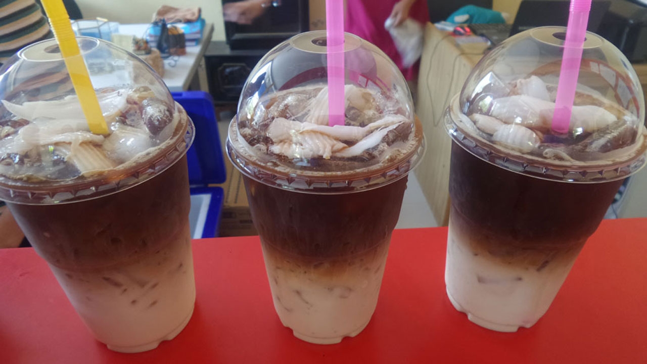 ร้านกาแฟสมุทรสาคร ชูเมนูเด่นใช้ 'มะพร้าวอ่อน' วัตถุดิบในท้องถิ่น