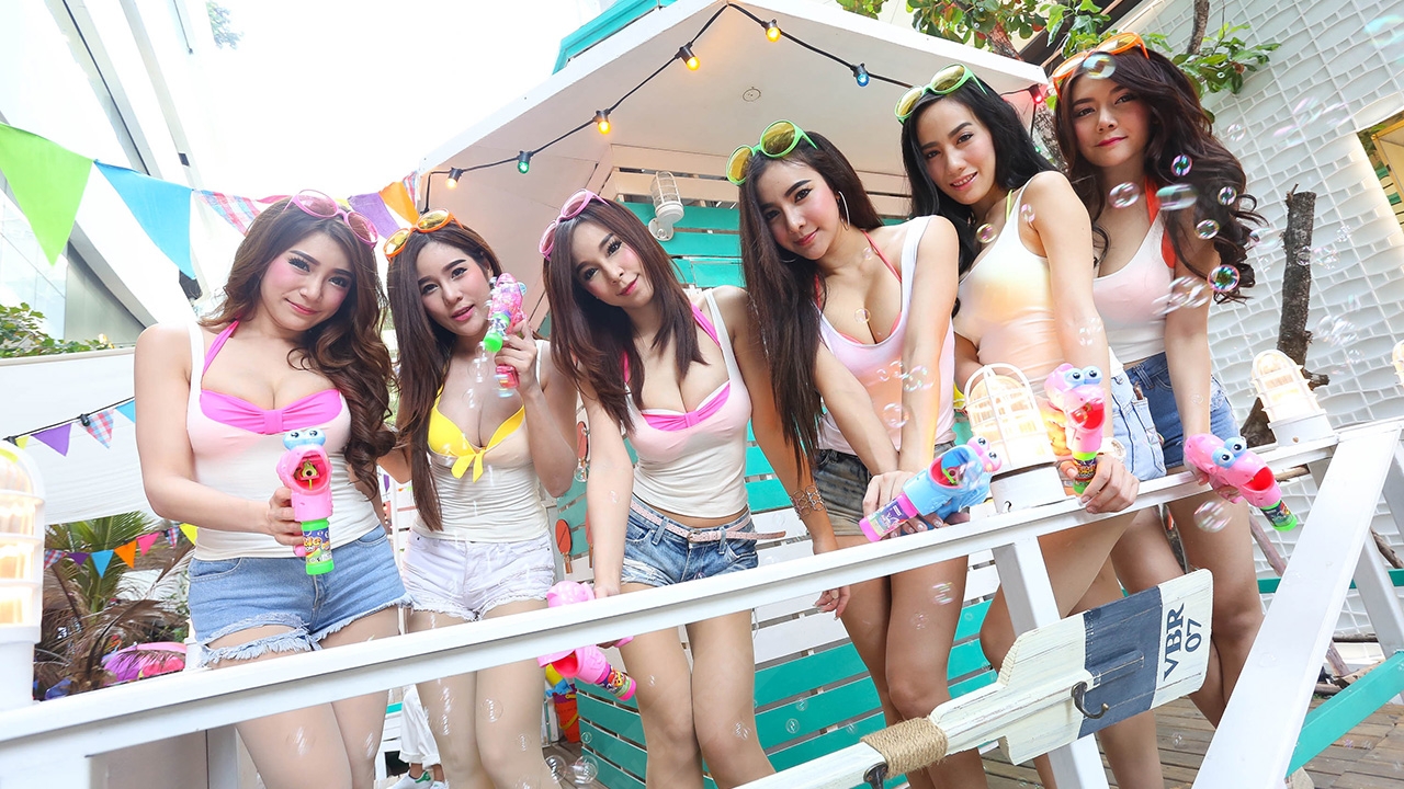 น่ารัก เซ็กซี่! แก๊งนางฟ้าพริตตี้ ปาร์ตี้สงกรานต์ (ชมคลิป)