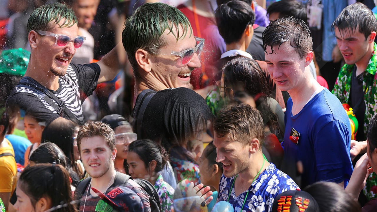 ชุ่มฉ่ำหัวใจ! เก็บตกสงกรานต์ ฝรั่งหล่อบอกต่อรัวๆ