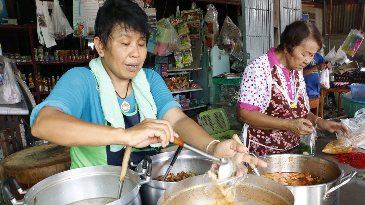 ข้าวแกงเงินล้าน แต่ขาย 10 บาท! แบ่งปันความสุข แจกบัตรคิวยืนคอยเป็น ชม.