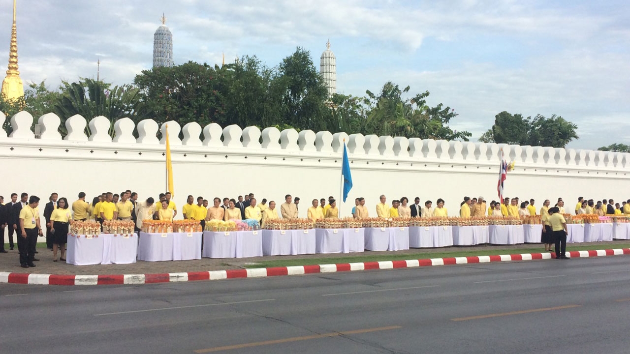 พสกนิกรทั่วไทยทำบุญตักบาตรถวายเป็นพระราชกุศลในหลวงครองราชย์ครบ 70 ปี