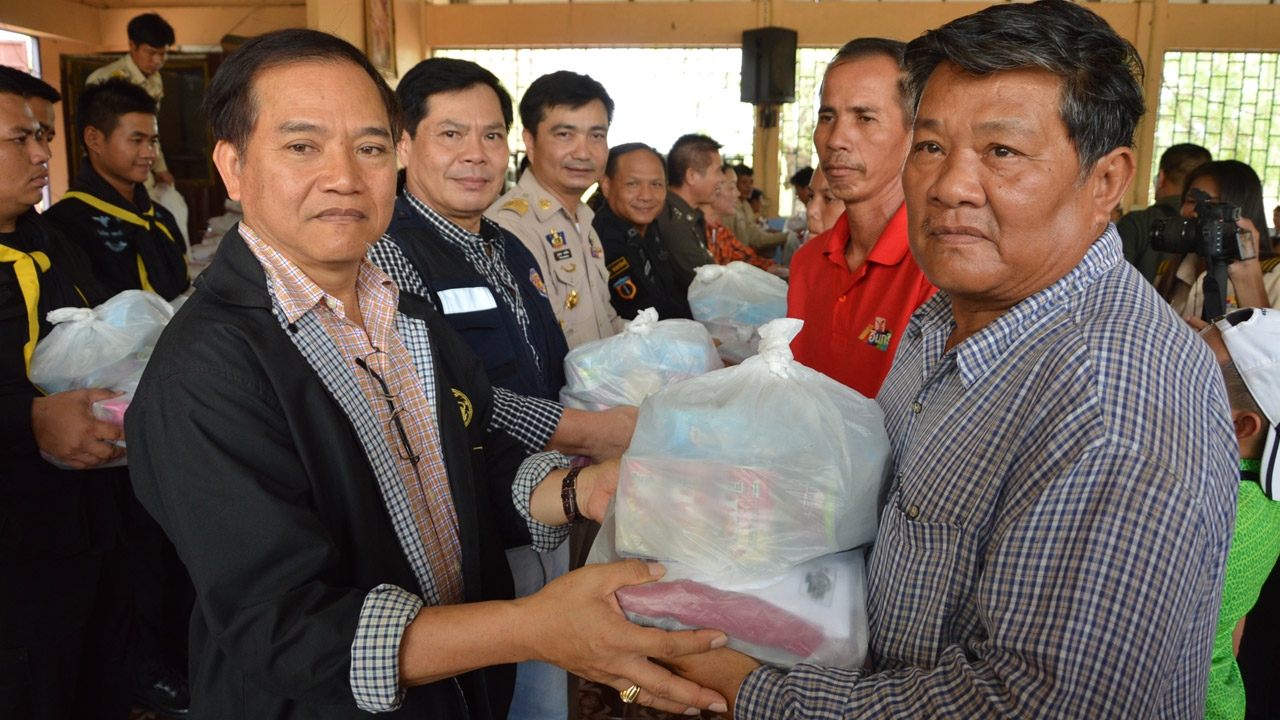 พ่อเมืองกำแพงเพชร มอบถุงยังชีพ ปชช. หลังถูกพายุฤดูร้อนพัดถล่ม