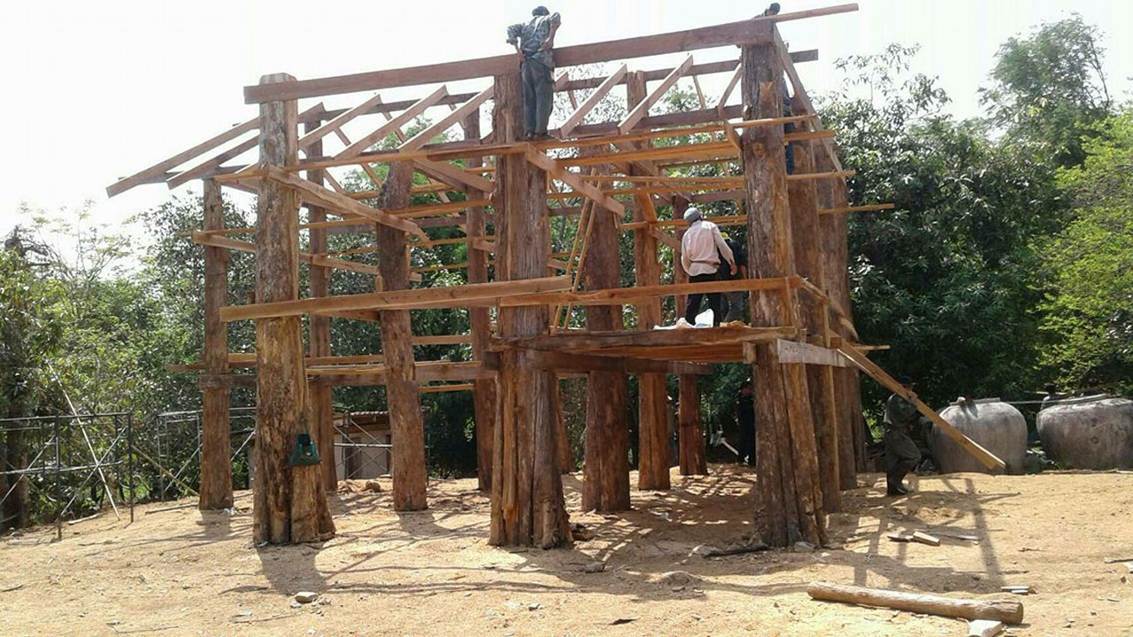เหิมเกริมหนัก ตัดไม้สักป่าโครงการพระราชดำริฯลำปาง สร้างบ้านรอขาย 