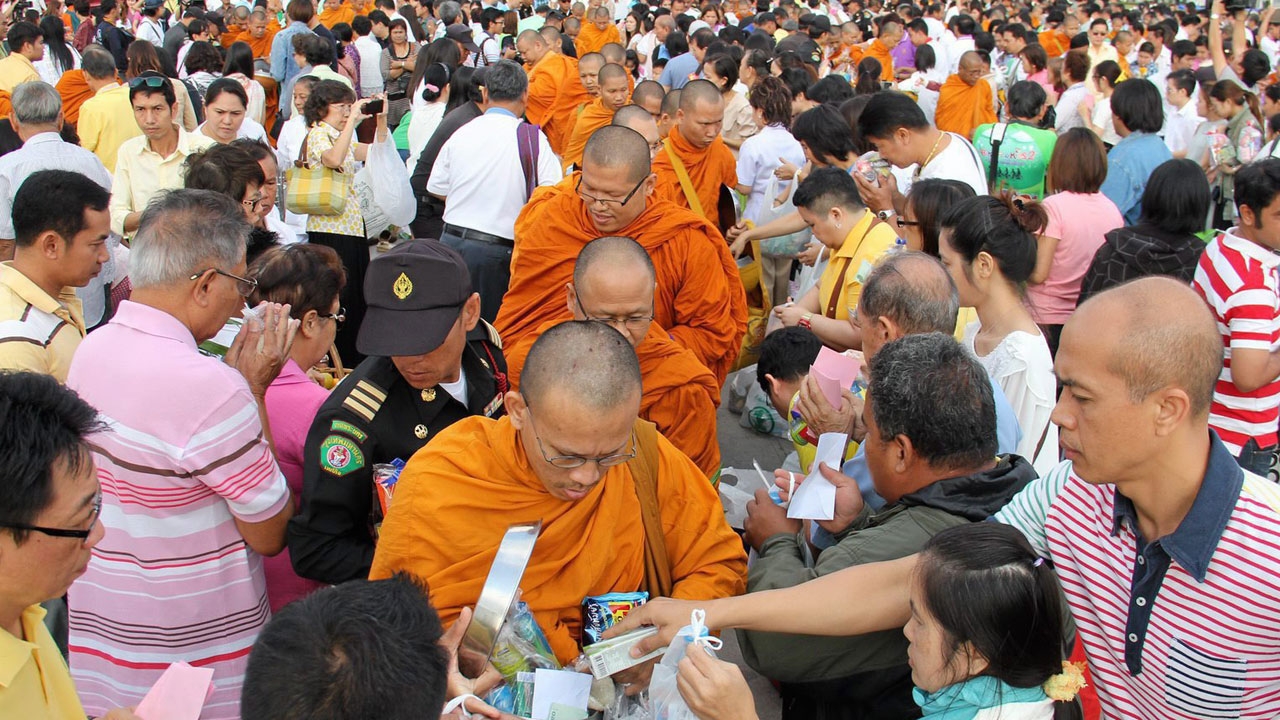 พุทธศาสนิกชนทั่วไทย ร่วมทำบุญ 'วันวิสาขบูชา'