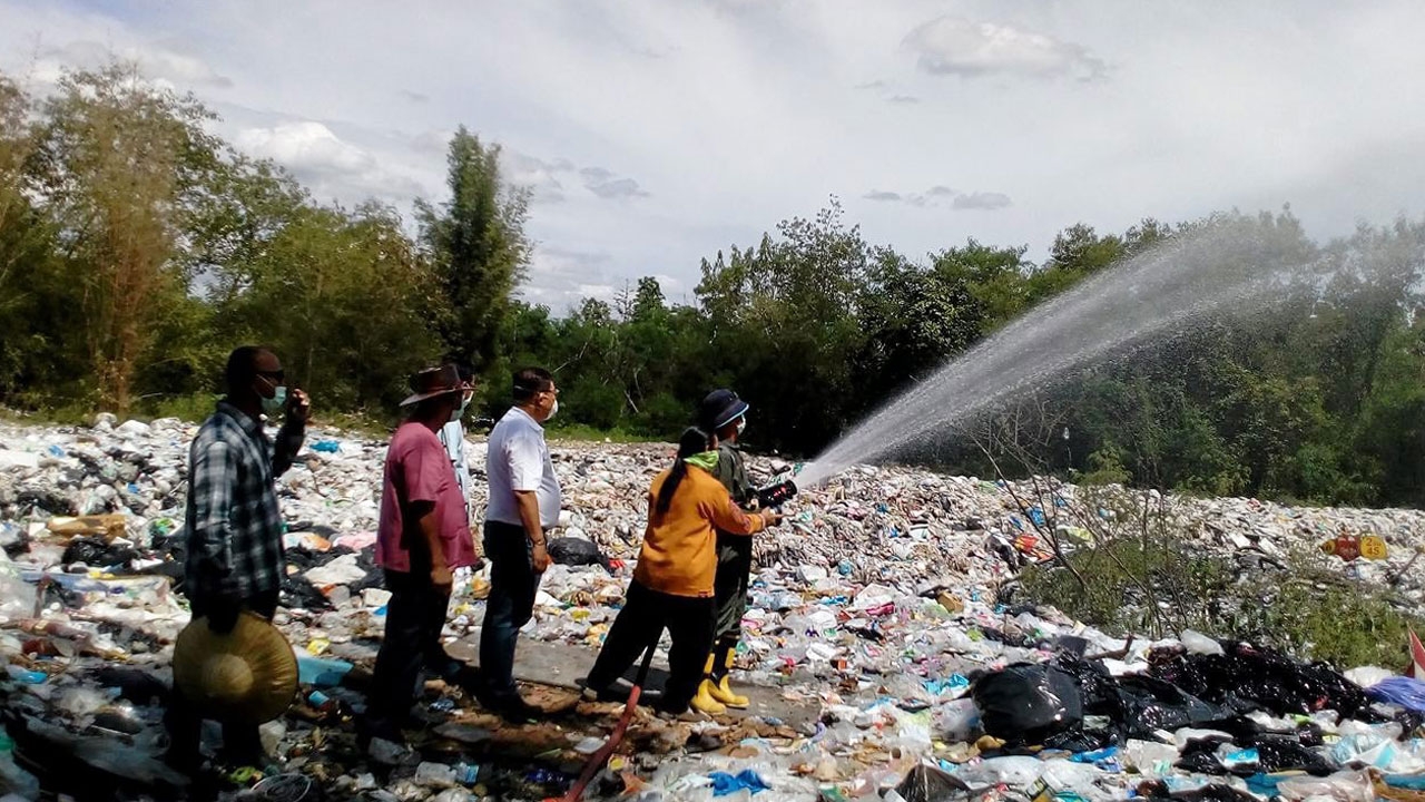 พ่นจุลินทรีย์ลดกลิ่นเหม็นกองขยะ