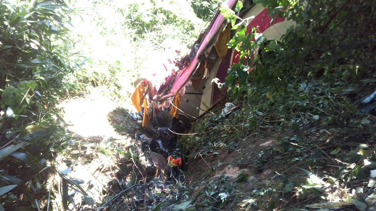 โชเฟอร์ทัวร์ตกเขาพลึง บอกผมโดดทัน ยอดตาย 7 รถทับก้นเหวอีก 10 (ชมคลิป) 