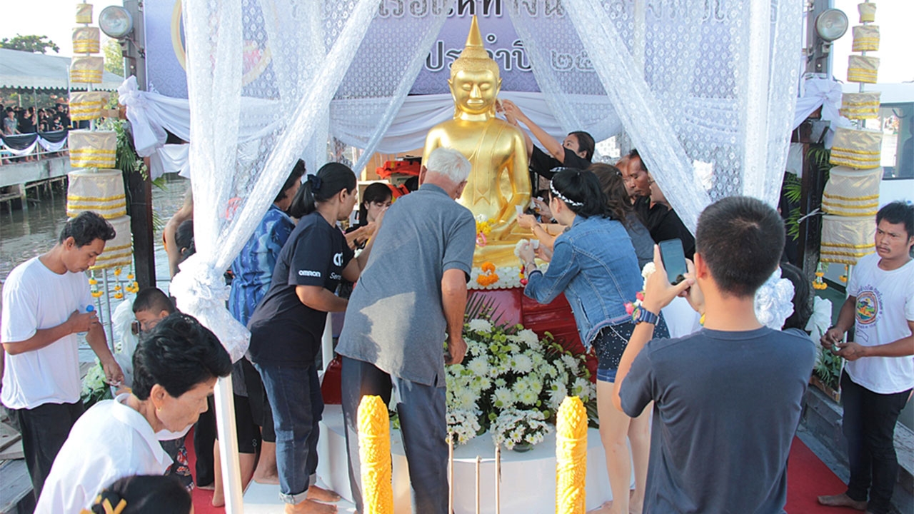 แห่พระพุทธโสธรทางน้ำ ประเพณีชาวแปดริ้ว วันแรก ไปบ้านโพธิ์-บางปะกง  