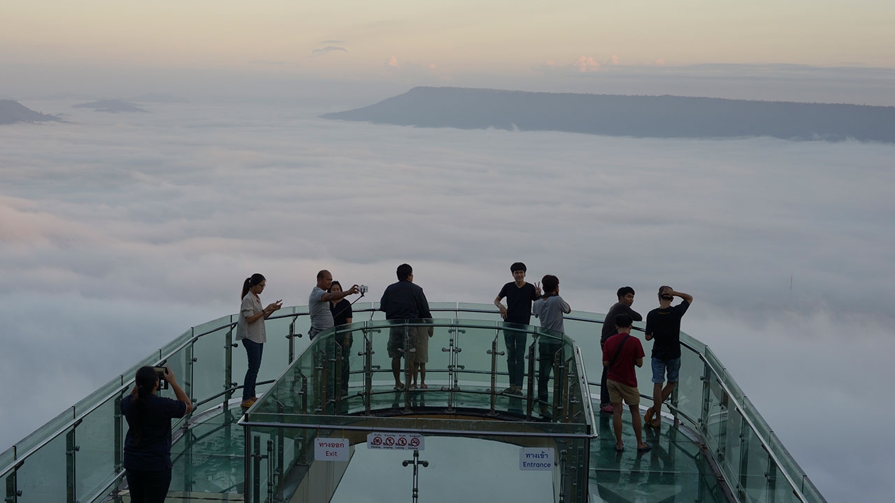 สกายวอล์กวัดผาตากเสื้อสุดฮิต! นทท.แห่สัมผัสอากาศหนาว-ทะเลหมอก