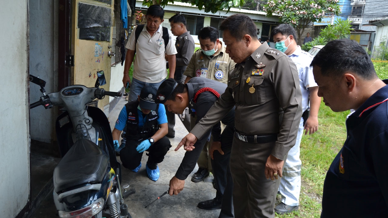 ฆ่าโหดหนุ่มพม่า! ใช้กระถางต้นไม้ทุบหัว แทงไส้ทะลัก ดับอนาถคาห้องเช่า