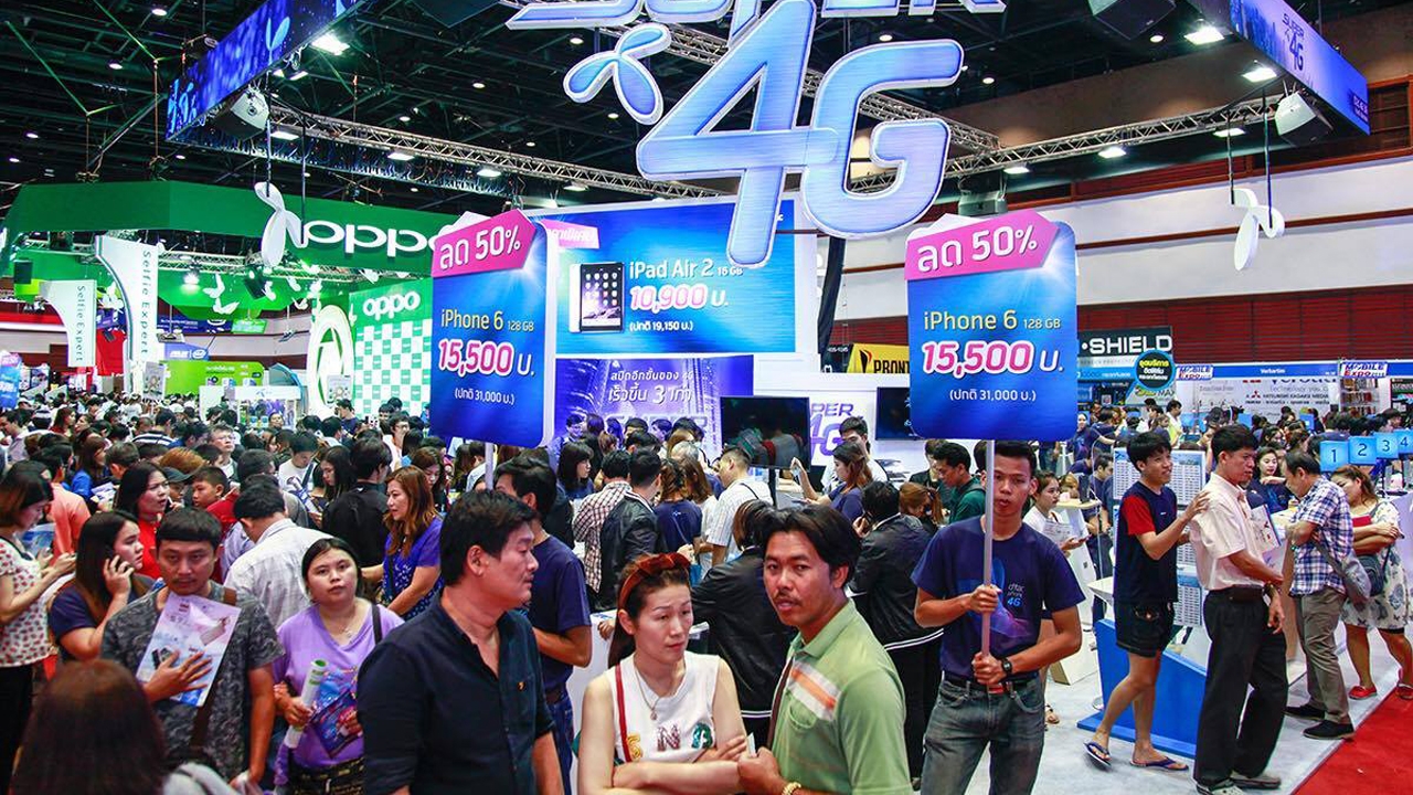 คึกส่งท้ายปี 'โมบายเอ็กซ์โป' วันแรก คนต่อคิวซื้อมือถือเพียบ!
