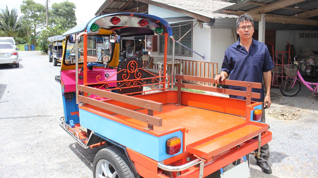 งานแฮนด์เมดล้วนๆ! อู่ 'ลุงไก่ สามล้อตุ๊กๆ' หนึ่งเดียวในนครปฐม