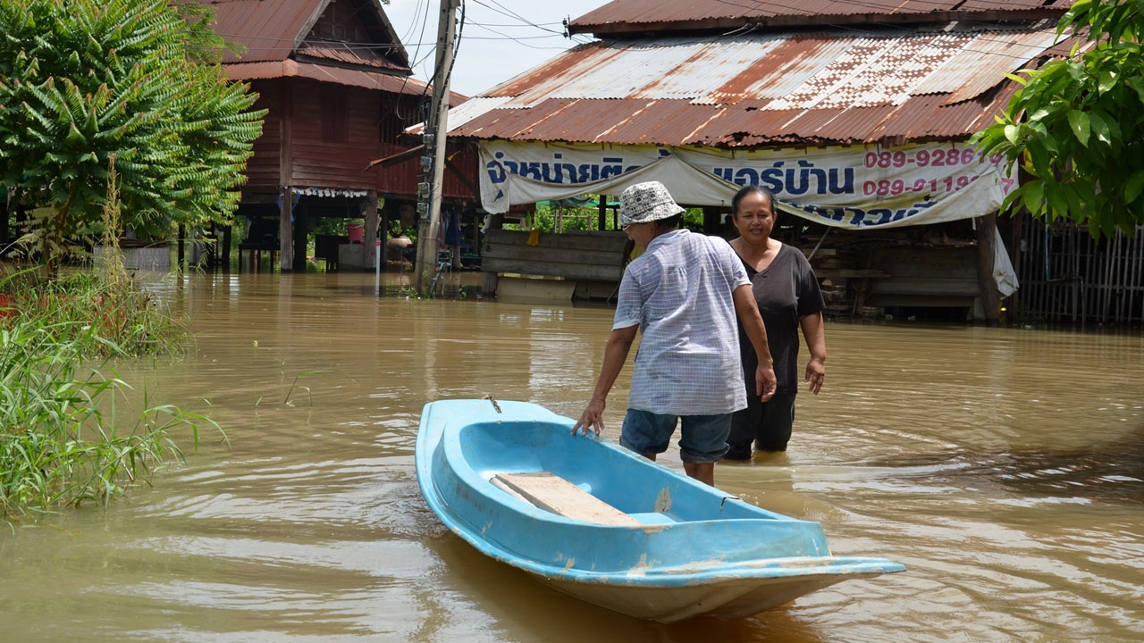 สุพรรณฯยังอ่วม! ฝนถล่ม น้ำท่าจีนขึ้นต่อเนื่อง ปิดแพท่องเที่ยวชั่วคราว