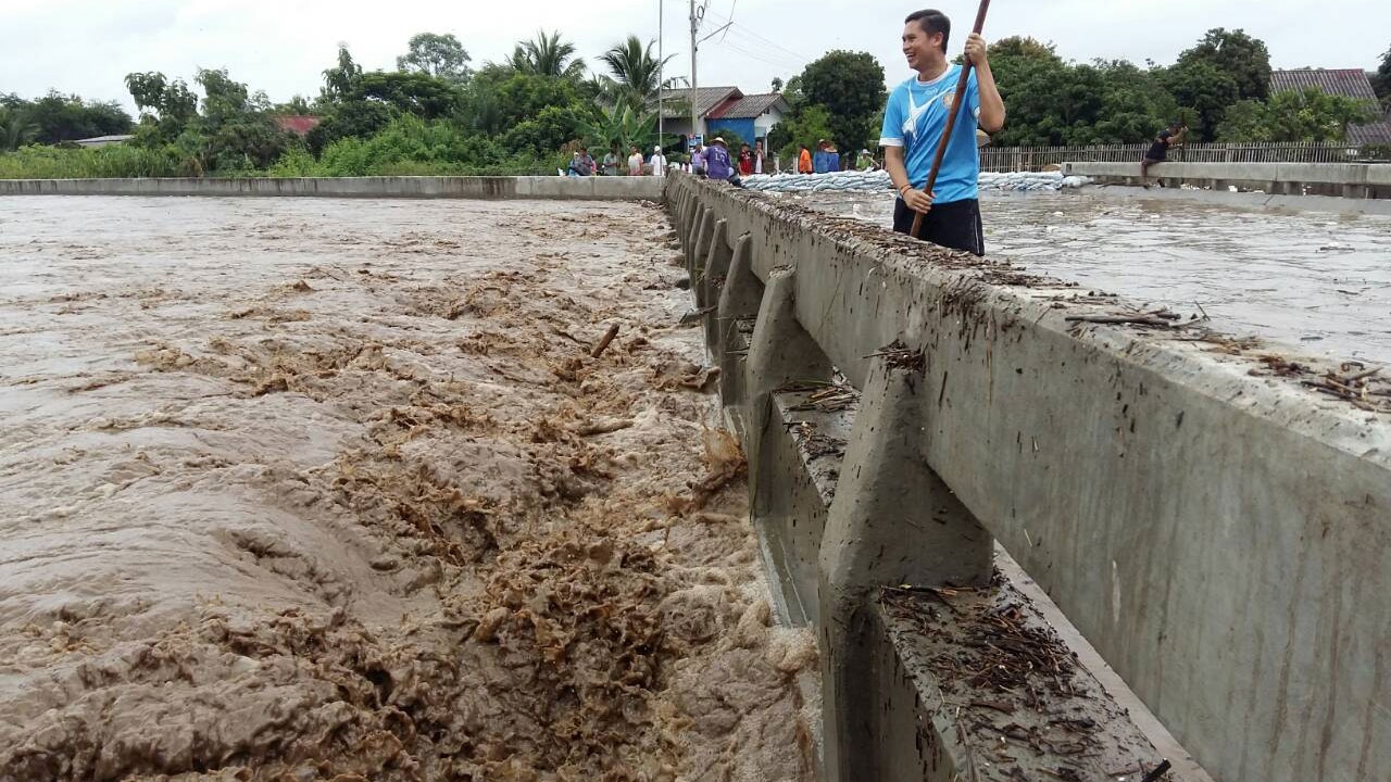 ฝายดินลำพูน พัง สะพานขาด ชาวบ้านสัญจรไปมาไม่ได้