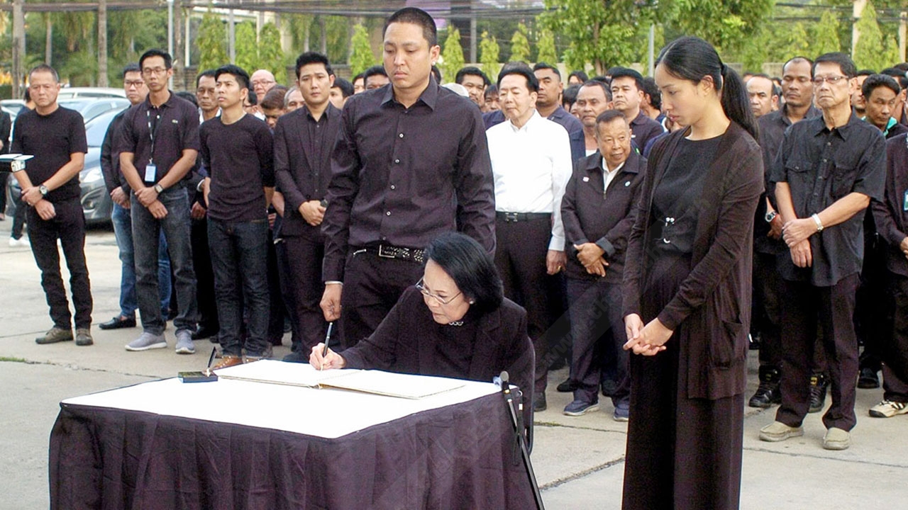 ผู้บริหาร-พนักงานเครือไทยรัฐ ร่วมน้อมถวายบังคมแด่ 'ในหลวง'