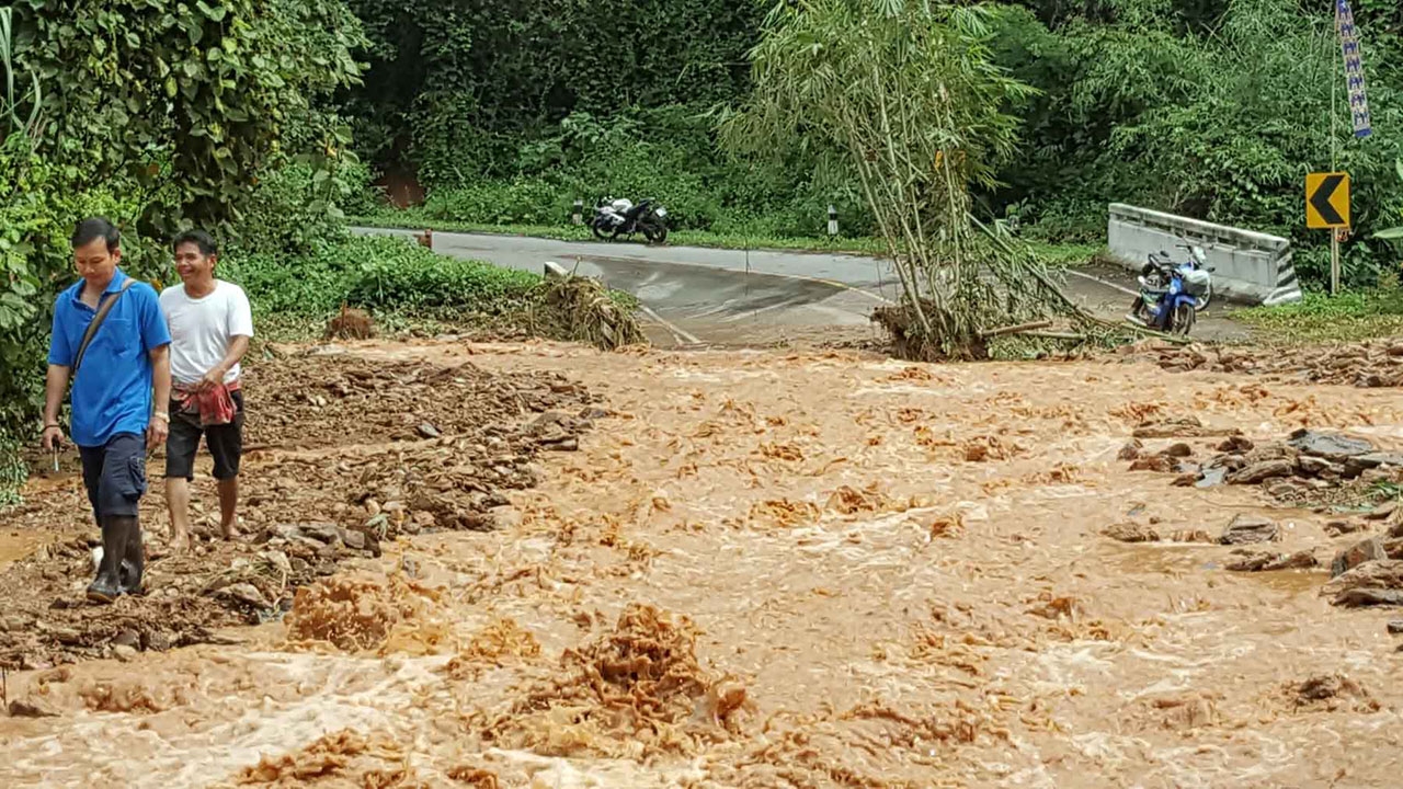 แพร่-ลำปาง ฝนหนัก น้ำป่าหลาก ดินโคลนถล่มปิดถนน จนท.เร่งเคลียร์