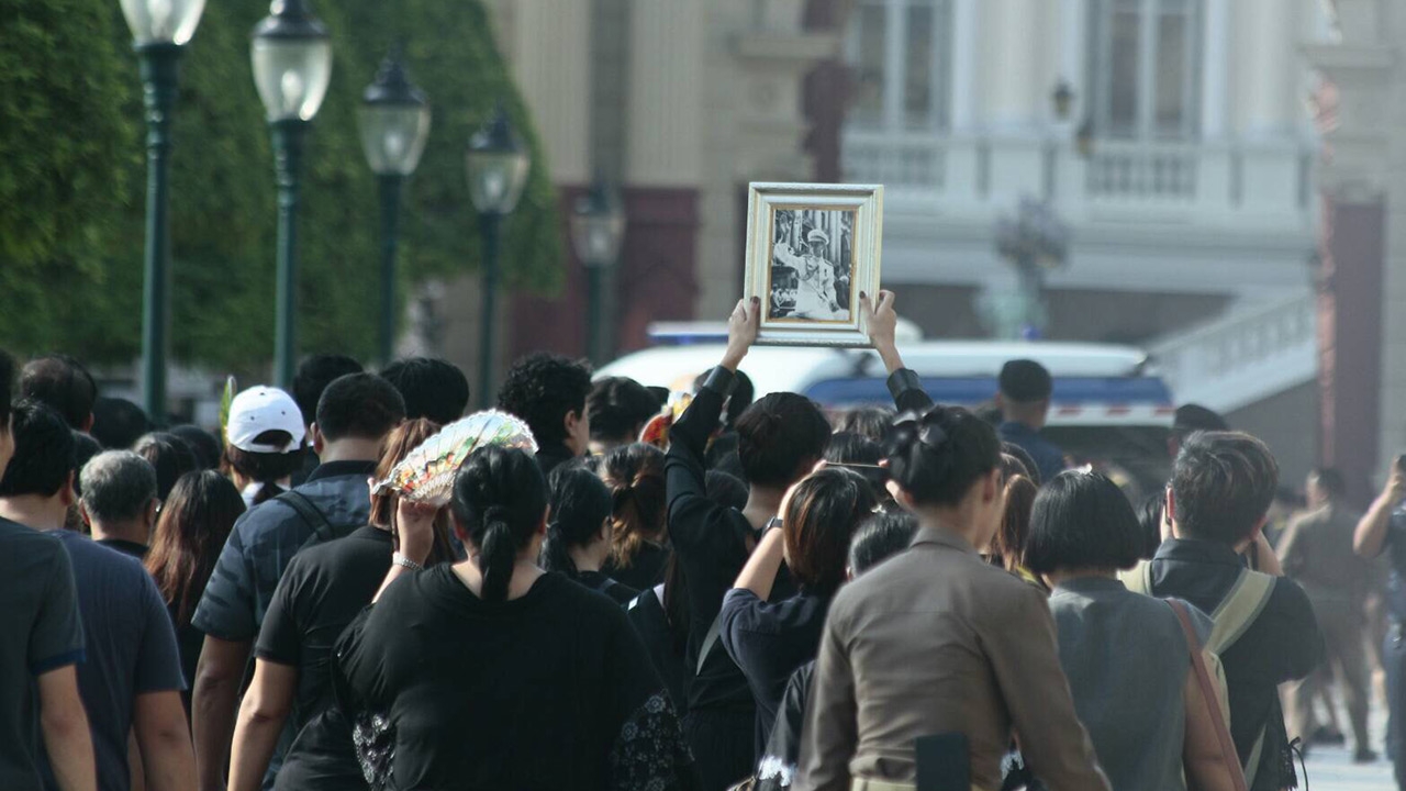 อาดูรทั้งแผ่นดิน! ประมวลภาพ คนไทยถวายน้ำสรงพระบรมศพ เช้านี้