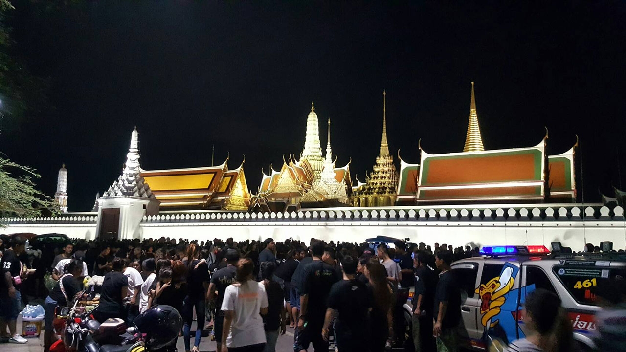 คนแน่นรอบพระบรมมหาราชวัง-ชมภาพวาด 'อัครศิลปิน' ฝีมือเด็กศิลปากร