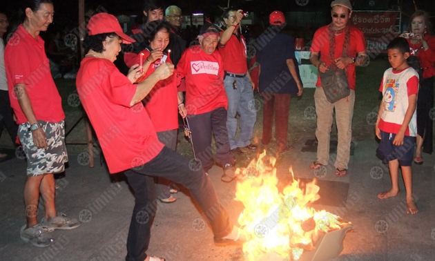 แดงเชียงใหม่เผาศาลอ้างไม่ยุติธรรม วอนขอ'แม้ว'กลับประเทศ